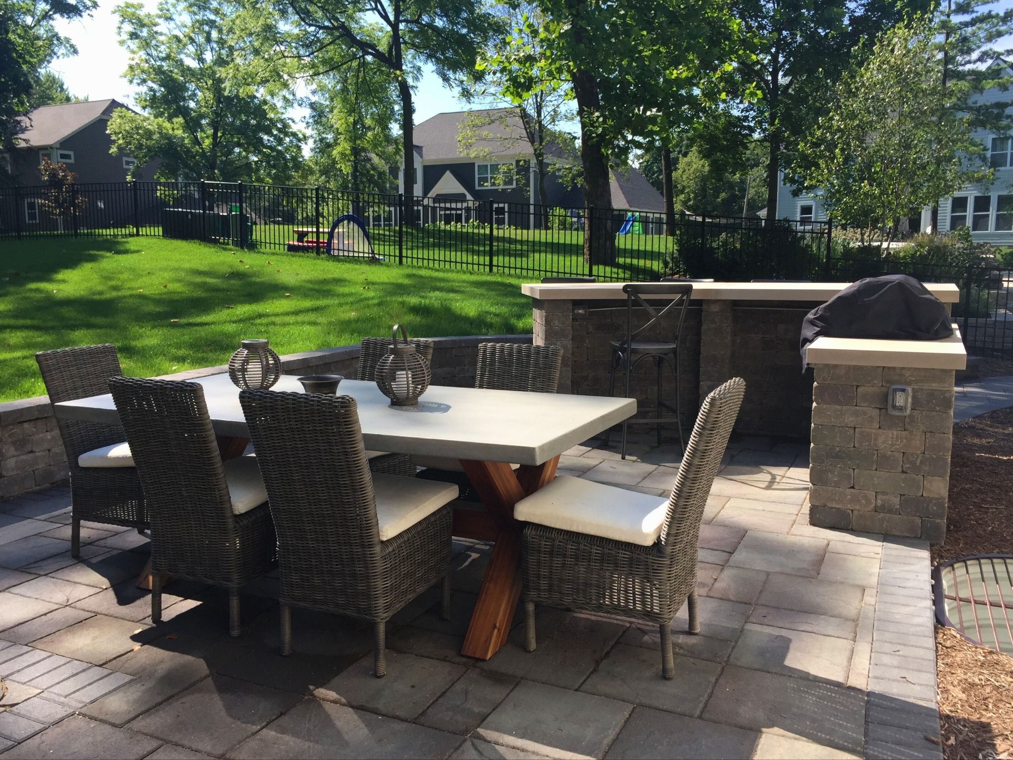 Paver patio with dining area and bar built by chicagolands patio installers, Archadeck.